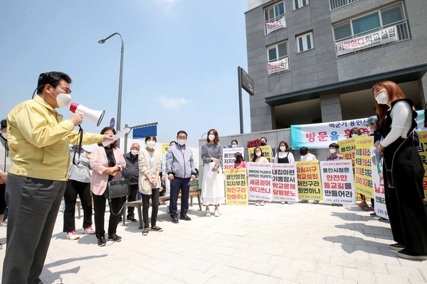 백군기 용인시장이 고유초·고유중 설립 문제를 해결하기 위해 고림지구 주민들과 이야기를 나누고 있는 모습. (사진제공=용인시청)
