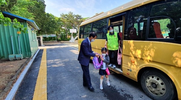 파주시는 인구 48만 명에 가파르게 성장하고 있는 도시지만, 넓은 면적에 신도시와 읍·면 생활권이 공존해 지역 간 교육환경 격차가 커 소규모 학교에 다각적인 지원을 실시하고 있다. 사진은 월롱초등학교 통학버스 운영 모습. (사진제공=파주시청)