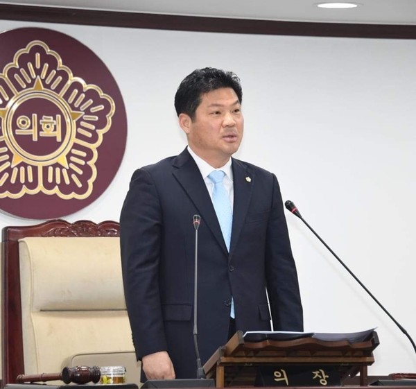 동두천시의회 의장을 지낸 더불어민주당 이성수 시의원(재선)이 최근 직계가족 관련 불미스러운 일이 불거지자 의원직을 사퇴했다.(사진=이성수 시의원 페이스북)