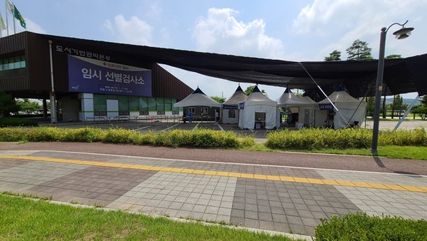 파주시는 지난 5월부터 폭염에 대비해 ‘상황관리TF팀’을 구성, 종합대책을 수립하는 등 전 부서가 전사적으로 나서 폭염대책을 실행하고 있다. 사진은 그늘막 설치 후 코로나19 선별검사소. (사진제공=파주시청)