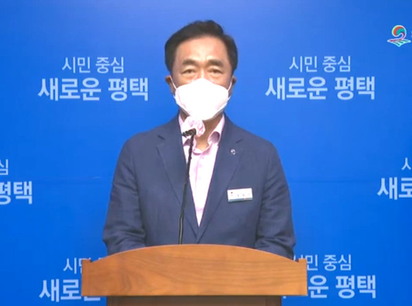 정장선 시장은 3일 언론브리핑을 통해 “쌍용자동차 노사, 시민, 정부가 함께하는 상생 방안을 마련해 이번 회생절차를 마지막으로 쌍용차가 지속 가능한 평택의 대표기업으로 성장하길 56만 평택시민과 함께 간절히 기원한다”며 브리핑을 마무리 했다. (사진=평택시청 유튜브)