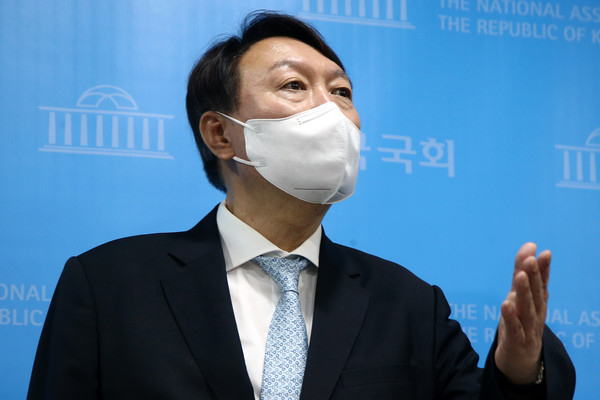 윤석열 국민의힘 대선후보가 자신의 '쩍벌 습관‘을 SNS에 올려 ’셀프 디스‘하고 나서 관심을 모으고 있다. (사진=중앙신문DB)