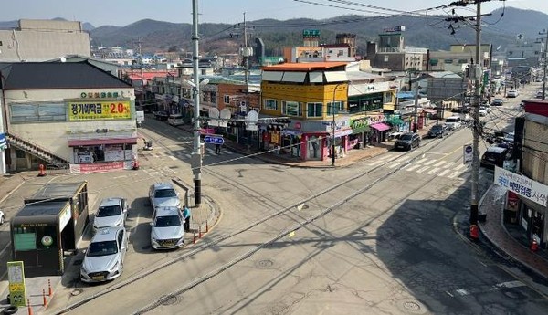 ◇ 파주시는 2022년 간판 개선 공모사업에 ‘법원읍 뉴트로 프로젝트’ 사업이 선정돼 사업비 5억 200만 원을 확보해 오는 11월까지 상가 거리의 간판 및 입면을 1970~80년대의 신복고풍 콘셉트로 정비할 계획이다. 사진은 현재 법원읍 사거리 모습. (사진제공=파주시청)