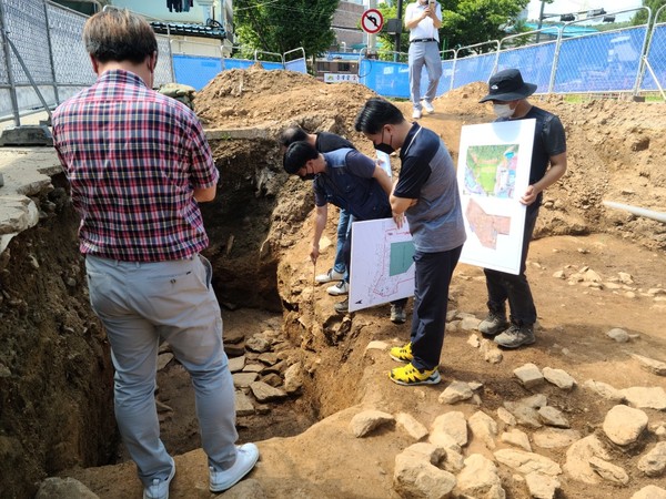 고양시가 5일 벽제관지 조사현장에서 국가 사적 고양 벽제관지 정밀발굴조사에 대한 성과와 향후 보존 방향 등을 검토하기 위한 학술자문회의를 가졌다. (사진제공=고양시청)