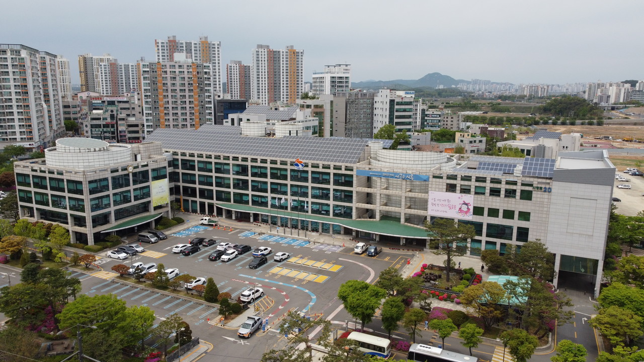 시흥시가 코로나19 백신 접종 후 몸이 아프거나 이상반응이 있어 휴식이 필요한 취약노동자에게 ‘병가 소득손실보상금’ 8만 5000원을 지원하기로 했다. 사진은 시흥시청 전경. (사진=중앙신문DB)