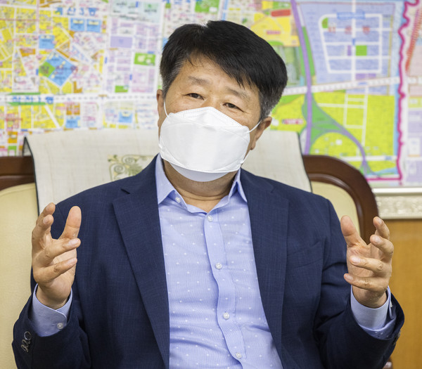 인천시 계양구는 아이 낳고, 키우기 좋은 환경을 위해 돌봄 공공 인프라를 확충하고, 아동의 권익보호를 위한 아동보호과 신설 등 미래 세대의 건강한 보육환경 조성을 위한 다양한 지원 사업을 추진했다. 사진은 박형우 계양구청장. (사진제공=계양구청)