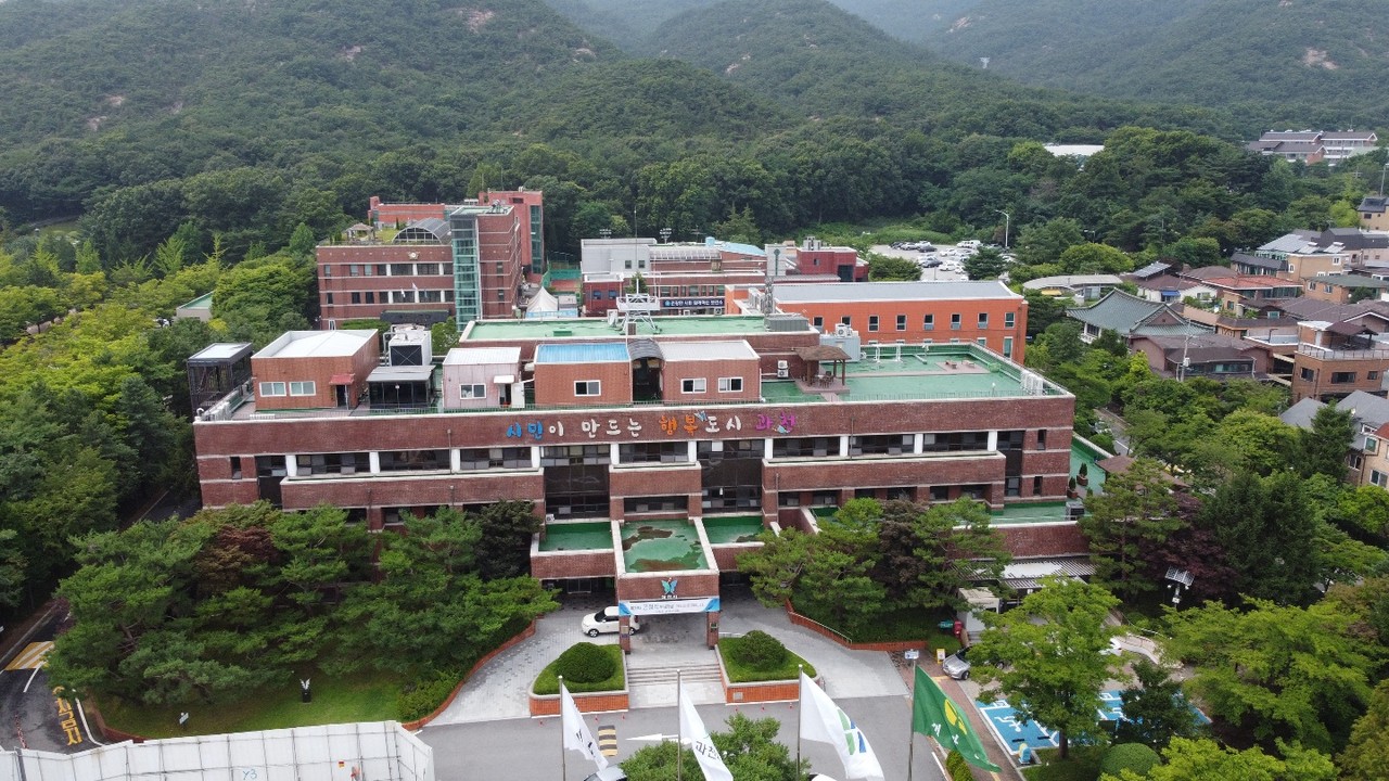 과천시가 과천과천지구 등 도시 개발과 관련해, 과천시민에게 보다 많은 당첨의 기회가 돌아갈 수 있도록 정부에 청약제도에 대한 시민들의 의견을 청취하고 있다. 사진은 과천시청 전경. (사진=중앙신문DB)