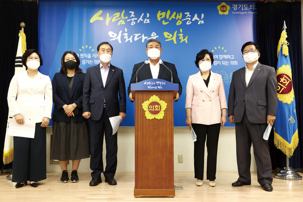 경기도의회 국민의힘, 민생당 의원들은 10일 경기도의회에서 기자회견을 갖고 ‘전 도민 100% 지급을 위해 31개 시군의 부담 최소화’시키자는 경기도의회 더불어민주당 대표단의 제안에 반대하는 입장을 표명했다. (사진제공=경기도의회)