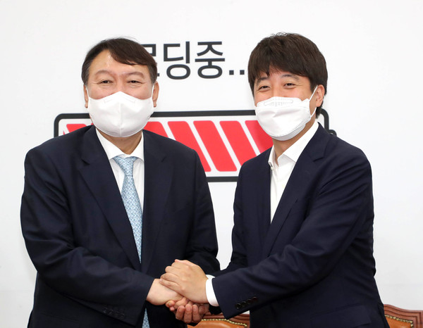 국민의힘 이준석 대표와 윤석열 대선 예비후보 간 미묘한 신경전이 극에 달해 당내 경선 일정이 한치 앞을 내다볼 수 없는 형국으로 치닫고 있다. (사진=중앙신문DB)