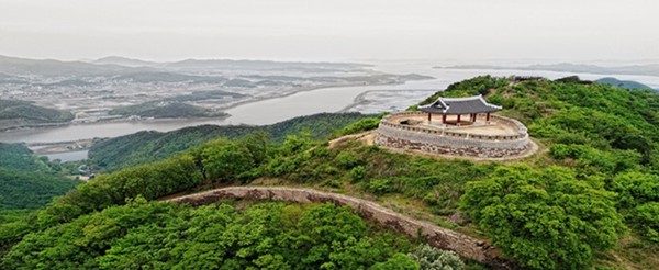 지난해 10월부터 시작해 올해 9월까지 총 23억원의 예산을 투입해 훼손된 등산로를 복원하고 있는 문수산 전경. (사진제공=김포시청)