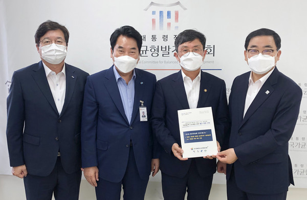 12일 백군기 용인시장을 비롯해 염태영 수원시장, 허성무 창원시장 등 특례시 시장들은 안도걸 기재부 제2차관을 만나 특례시의 사회복지급여 기본재산액이 상향될 수 있도록 예산을 지원해 달라는 내용의 건의문을 전달했다.