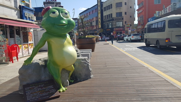 양평 청개구리이야기 거리에 관광명소화 작업이 추진된다. 이번 사업은 경기도와 경기관광공사가 코로나19로 침체된 지역경제를 살리기 위해, 이미 선정된 경기도 관광테마골목 7곳에 추진된다. 사진은 9일 오후 양평 청개구리이야기 거리 입구에 설치된 청개구리 조형물. (사진=장은기 기자)