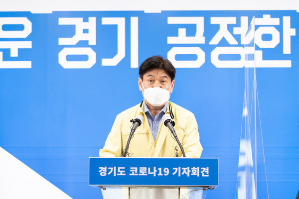 17일 오후 경기도청 구관 2층 브리핑룸에서 류영철 보건건강국장이 온라인 브리핑 방식으로 경기도 코로나19 정례 기자회견을 하고 있다. (사진제공=경기도청)