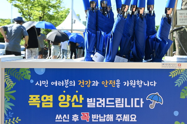 수원시 권선구보건소에 설치된 임시선별검사소에서 시민들이 검사를 위해 대기하고 있다. (사진제공=수원시청)