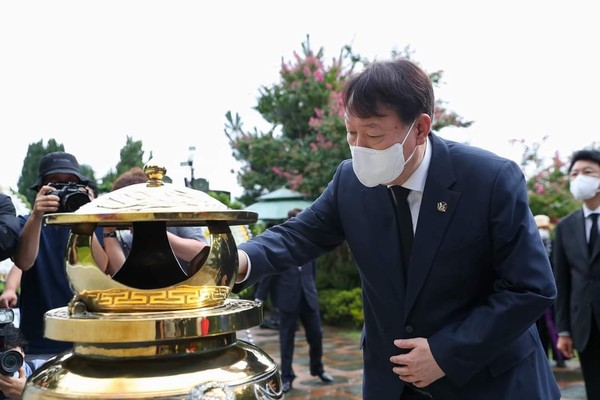 국민의힘 윤석열 대선 경선후보는 고(故) 김대중) 전 대통령 12주기추도식을 맞아 서울현충원 ‘DJ 묘역’을 참배하는 등 호남출신과 노무현 정부 인사들을 대거 영입하는 등 ‘외연 확대’에 집중하고 있다. (사진= 윤석열 페이스북)