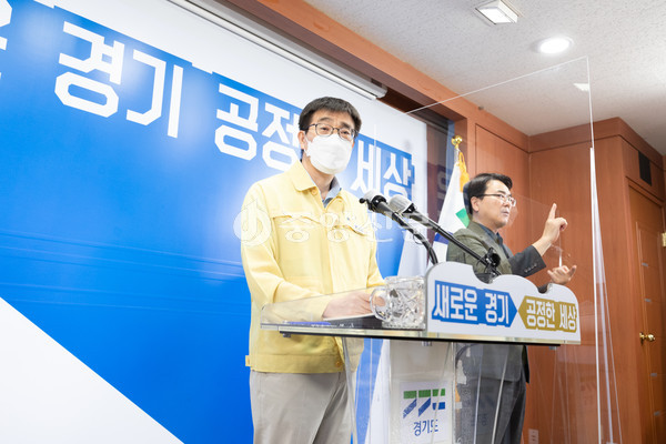 19일 오전 경기도청 브리핑룸에서 최원용 경기도 기획조정실장이 2021년 제3회 추가경정예산안을 브리핑 하고 있다. 사진은 경기도청 전경. (사진=중앙신문DB)