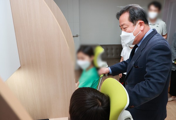 스마트 온라인 공부방 지원 대상자 만나 격려하는 조광한 남양주시장. (사진제공=남양주시청)