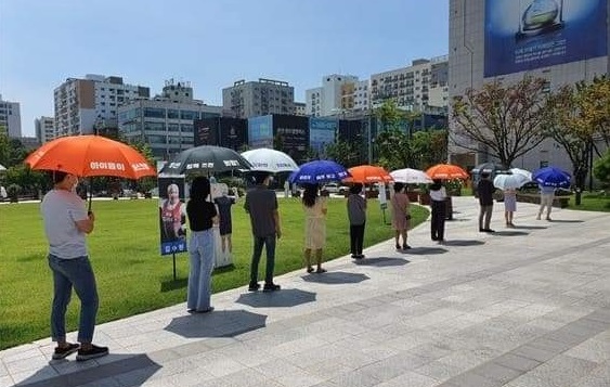 인천시 코로나 일일 신규 확진자 수가 110명 발생했다. 인천시가 야외 임시 선별검사소 9곳(드라이브 스루 검사소 제외)에 인천색 공공우산 400개를 비치해 시민들이 폭염을 피할 수 있도록 대여하고 있다. (사진=박성순 페이스북)