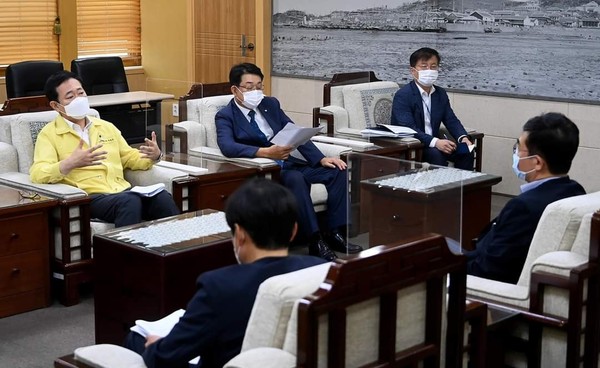 박남춘 인천시장이 24일 인하대 조명우 총장님과 원혜욱 부총장, 박찬대, 허종식 국회의원과 인하대 사태를 논의했다. (사진=박남춘 인천시장 페이스북)
