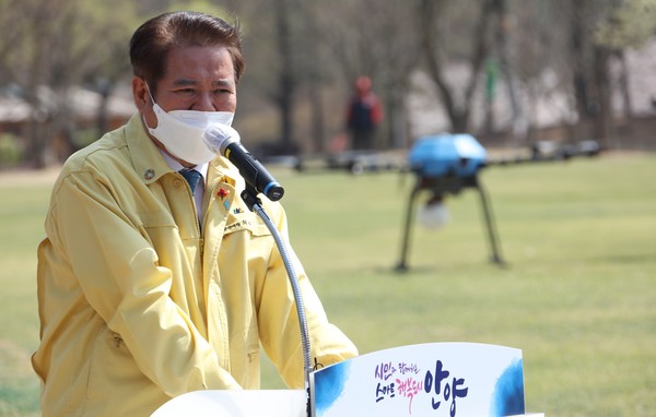 안양시는 전국 최초 국가 재난안전통신망을 활용한 무선 IoT통신망 구축했다. 사진은 산불감시 드론 시연회. (사진제공=안양시청)