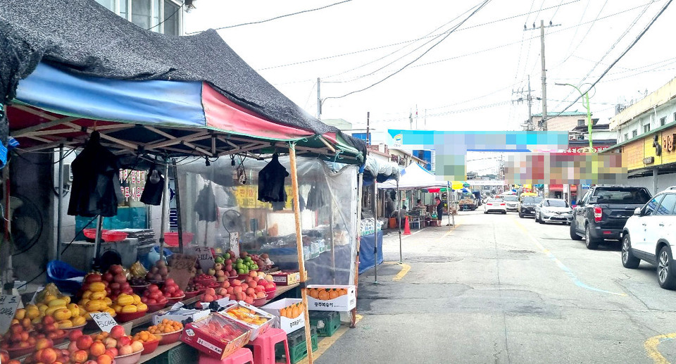 코로나19 등 배달체계 부족으로 어려움을 겪고 있는 경기지역 전통시장에서도 온라인 쇼핑, 즉 핸드폰 장보기 시대가 열렸다. 사진은 20일 오후 거리두기 4단계 시행으로 썰렁한 경기도 내의 한 전통시장. (사진=김종대 기자)