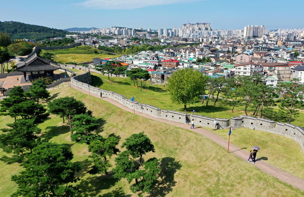 수원 팔색길 화성성곽길에 속한 동장대 인근. (사진제공=수원시청)