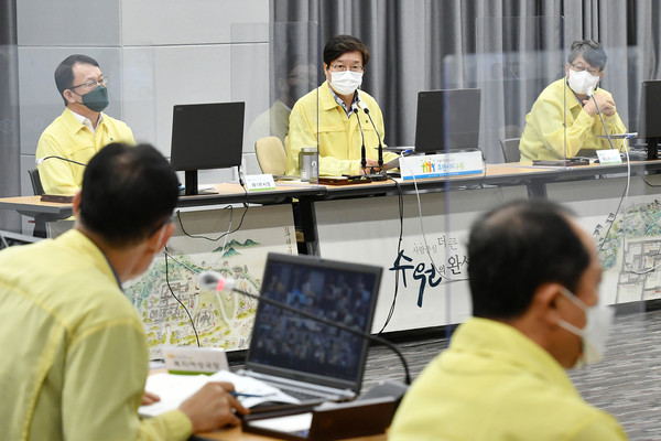 염태영 수원시장은 26일 ‘9월 중 확대간부회의’에서 “호출비가 없는 ‘수원e택시’ 앱을 더 많은 시민이 이용할 수 있도록 적극적으로 홍보하라”고 말했다. (사진제공=수원시청)