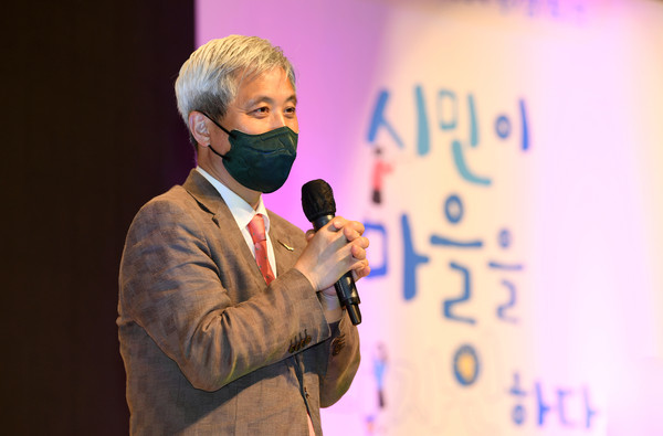 오산시는 부모들이 안심하고 맡길 수 있는 보육환경과 도시 전체가 함께하는 시만의 혁신적인 교육 정책을 펼치고 있다. 사진은 곽상욱 오산시장. (사진제공=오산시청)