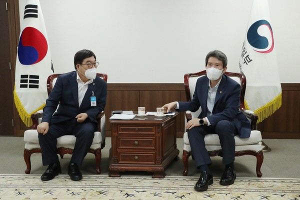 신동헌 광주시장은 지난 27일 통일부를 방문 이인영 장관과 면담을 하고 있다. (사진제공=광주시청)