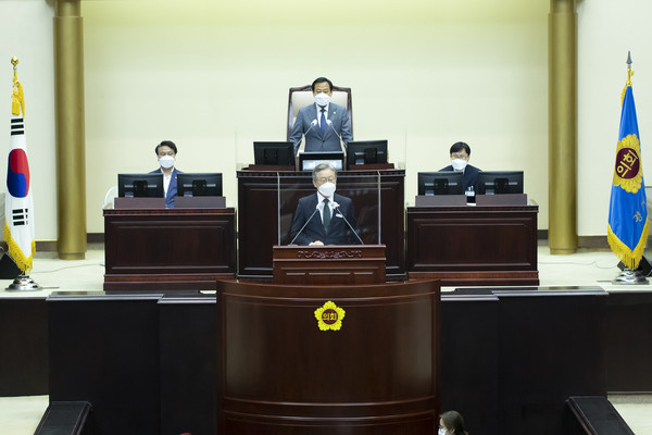 31일 오전 경기도의회 본회의장에서 이재명 경기도지사, 장현국 경기도의회 의장, 경기도의회 의원 등이 참석한 가운데 제354회 임시회 제1차 본회의가 열리고 있다. (사진제공=경기도청)