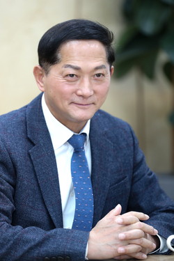 고양시는 코로나19와 함께 온 ‘환경위기’ 극복을 위해 다양한 방안을 내놓고 있다. 사진은 이재준 고양시장. (사진제공=고양시청)