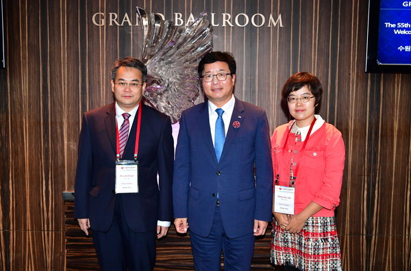 지난 2018년 제55회 수원화성문화제에 참가한 주하이시 대표단이 염태영 수원시장과 기념촬영을 하고 있다. (사진제공=수원시청)