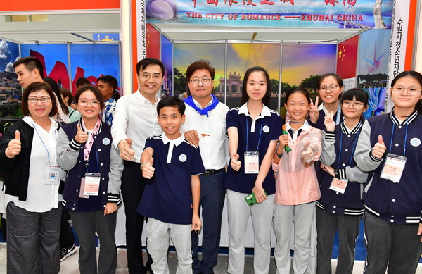 지난 2019년 대한민국 청소년 박람회에 참가한 주하이시 제7중학교 대표단 학생들과 염태영 수원시장이 기념촬영을 하고 있다. (사진제공=수원시청)