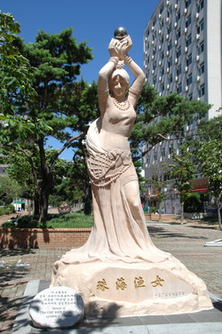 수원시 팔달구 인계동 국제자매도시 테마거리에 설치된 주해어녀상. (사진제공=수원시청)