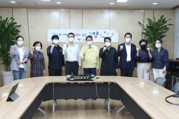 이재준 고양시장이 1일 ‘김포·검단 일산대교 무료화 시민대책위’와 ‘고양시 일산대교 무료화 범시민 추진위’와 면담해 일산대교 통행료 무료화를 위한 범시민 운동을 추진하기 위해 상호 협력 방안에 대해 논의했다. (사진제공=고양시청)