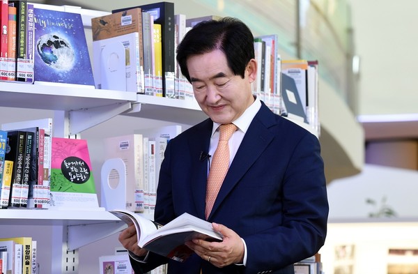 개관 이후 전국적인 관심을 한 몸에 받고 있는 의정부미술도서관은 다양하고 새로운 정책들을 시도하고 있다. 사진은 의정부미술도서관에서 책을 보고 있는 안병용 시장. (사진제공=의정부시청)