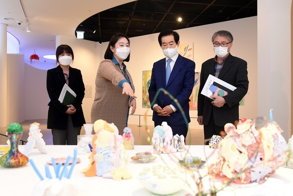의정부미술도서관를 둘러보는 안병용 시장. (사진제공=의정부시청)