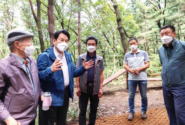 백군기 용인시장(왼쪽 두번째)이 기흥구 마북동 산1-1번지(법화산) 일대 구성도시자연공원 시민녹색쉼터 준공 현장을 방문해 점검하고 있다. (사진제공=용인시청)