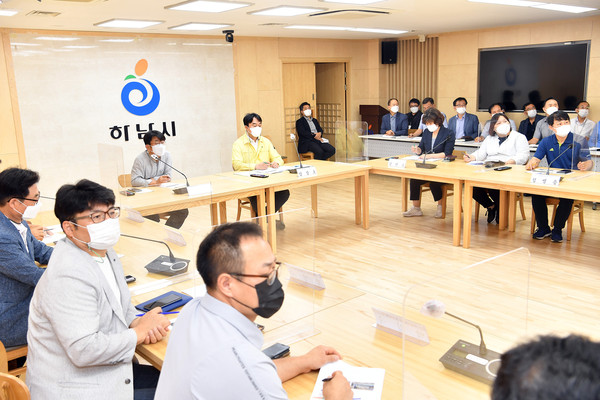 하남시는 지난 3일 시청 상황실에서 ‘코스트코 하남점 망월천 수질오염행위 관련 민·관 대책회의’를 열었다. (사진제공=하남시청)