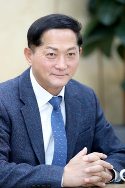 고양시는 안심하고 사용할 수 있는 수돗물 공급을 위해 상수도 기반을 확충하고, 노후 상수관을 지속적으로 정비·교체하고 있다. 사진은 이재준 고양시장. (사진제공=고양시청)
