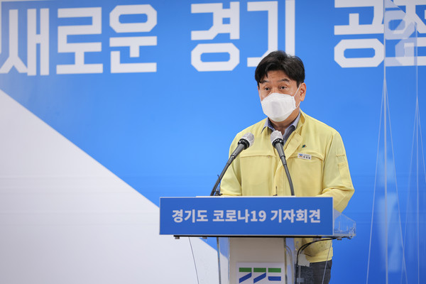 7일 오후 경기도청 구관 2층 브리핑룸에서 류영철 보건건강국장이 온라인 브리핑 방식으로 경기도 코로나19 정례 기자회견을 하고 있다. (사진제공=경기도청)