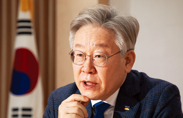 여권의 유력 대선 후보인 이재명 경기지사가 홍남기 경제부총리 겸 기획재정부 장관이 ‘2차 추경안 증액’을 반대한 것과 관련, 과감하게 날치기할 필요가 있다고 말해 논란이 예상된다. (사진=중앙신문DB)