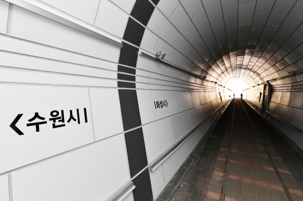 옛 수인선이 지나던 협궤터널 내부에 수원시와 화성시 경계가 표시돼 있다. (사진제공=수원시청)