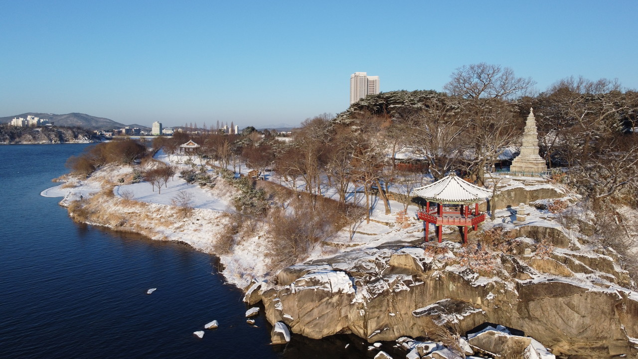 4일 오전 여주 남한강변 천년고찰 신륵사에 지난밤 내린 눈에 아침 햇살이 비춰 아름다운 풍경과 함께 고즈넉함이 더해진다. (사진=김광섭 기자)