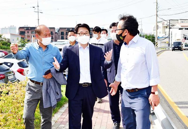 파주시는 운정3동 출장민원실 주차장 부지 내에 오는 12월 준공을 목표로 지역주민과 청소년들을 위해 스터디룸과 플레이스테이션존, PC존, 북카페, 휴식공간 등의 다양한 공간 조성에 착수했다. 사진은 최종환 시장이 주민들과 현장을 둘러보고 있는 모습. (사진제공=파주시청)