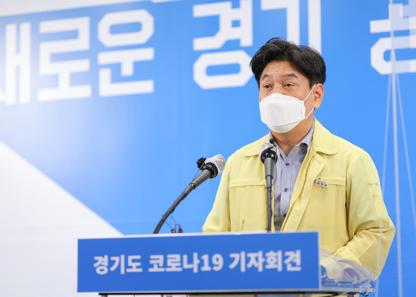 14일 오후 경기도청 구관 2층 브리핑룸에서 류영철 보건건강국장이 온라인 브리핑 방식으로 경기도 코로나19 정례 기자회견을 하고 있다.  (사진제공=경기도청)