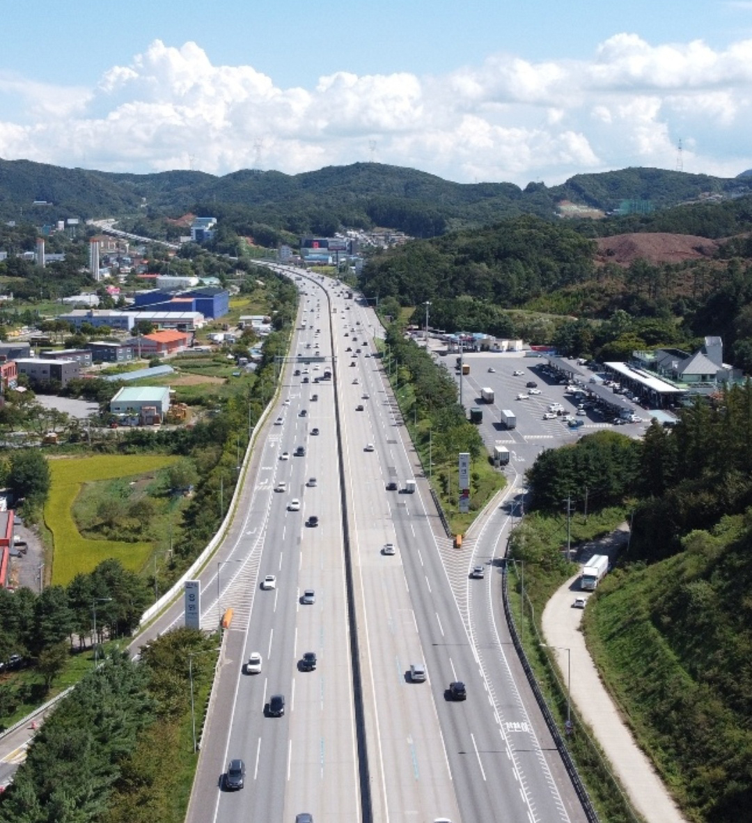 22일 오후 12시 45분께 영동고속도로 용인휴게소 부근에 귀경차량들이 늘어나고 있지만, 고속도로 양방향에서 대체로 원활한 흐름을 보이고 있다. (사진=김광섭 기자)