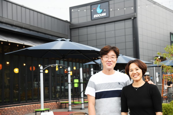 포천시 가산면 소재 헬스용품 전문기업인 이고진이 지역 상생과 이웃 나눔에 적극적으로 나서는 따뜻한 기업으로 화제가 되고 있다. 사진은 고경환·이종애 공동대표. (사진제공=이고진)