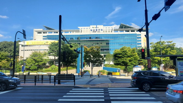 고양시는 사고 가능성이 높거나 편리성이 떨어지는 횡단보도를 이전·신설해 큰 호응을 얻고 있다. 사진은 일산동구청 앞 신규 설치 횡단보도. (사진제공=고양시청)