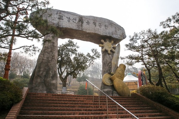 부천시에는 지역주민과 작가가 함께 참여해 기획·개발한 문화둘레길이 있다. 문화둘레길은 총 31km의 규모로 도시숲길, 마을이음길, 소사내음길, 원미마실길 4개 코스로 이뤄진 도보여행길이다. 사진은 마을이음길-고강선사유적공원. (사진제공=부천시청)
